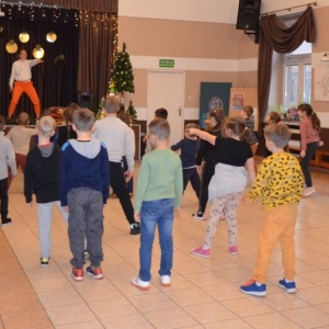 Uczestnicy zimowiska  podczas wspólnej zabawy