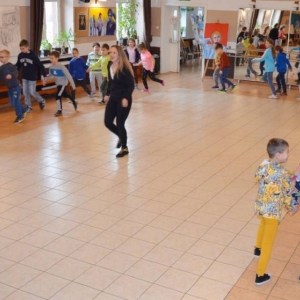 Pierwszy dzień organizacyjny. Zajęcia stacjonarne z ułożeniem regulaminu zimowiska, grami, zabawami i zajęciami plastycznymi