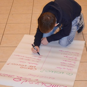 Pierwszy dzień organizacyjny. Zajęcia stacjonarne z ułożeniem regulaminu zimowiska, grami, zabawami i zajęciami plastycznymi