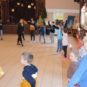 Pierwszy dzień organizacyjny. Zajęcia stacjonarne z ułożeniem regulaminu zimowiska, grami, zabawami i zajęciami plastycznymi