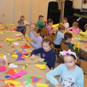 Pierwszego dnia II turnusu zimowiska przedstawienie grup, wspólne zabawy i wykonywanie prac plastycznych