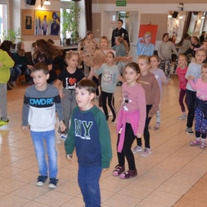 Pierwszego dnia II turnusu zimowiska przedstawienie grup, wspólne zabawy i wykonywanie prac plastycznych