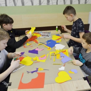 Pierwszego dnia II turnusu zimowiska przedstawienie grup, wspólne zabawy i wykonywanie prac plastycznych