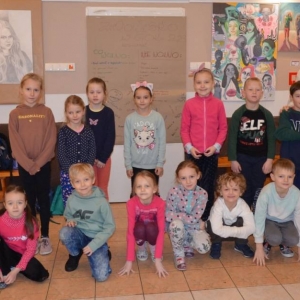 Pierwszego dnia II turnusu zimowiska przedstawienie grup, wspólne zabawy i wykonywanie prac plastycznych