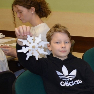 Zajęcia plastyczne podczas których uczestnicy zimowiska wykonali piękne śnieżynki i serwetki z papieru