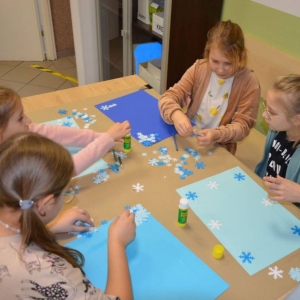 Pierwszego dnia II turnusu zimowiska przedstawienie grup, wspólne zabawy i wykonywanie prac plastycznych