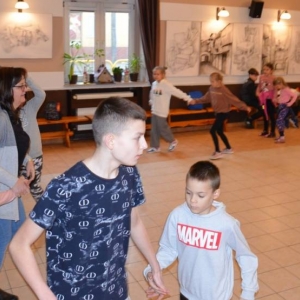 Pierwszego dnia II turnusu zimowiska przedstawienie grup, wspólne zabawy i wykonywanie prac plastycznych