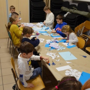 Zajęcia plastyczne podczas których uczestnicy zimowiska wykonali piękne śnieżynki i serwetki z papieru