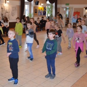 Pierwszego dnia II turnusu zimowiska przedstawienie grup, wspólne zabawy i wykonywanie prac plastycznych
