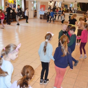 Pierwszego dnia II turnusu zimowiska przedstawienie grup, wspólne zabawy i wykonywanie prac plastycznych