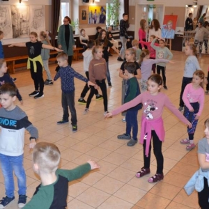 Pierwszego dnia II turnusu zimowiska przedstawienie grup, wspólne zabawy i wykonywanie prac plastycznych