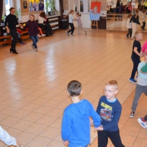 Pierwszego dnia II turnusu zimowiska przedstawienie grup, wspólne zabawy i wykonywanie prac plastycznych