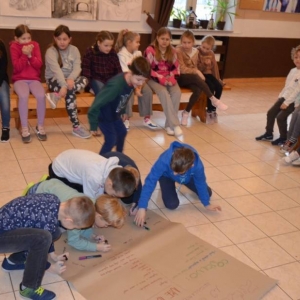 Pierwszego dnia II turnusu zimowiska przedstawienie grup, wspólne zabawy i wykonywanie prac plastycznych