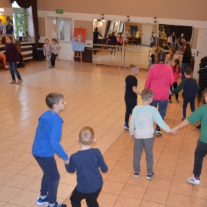 Pierwszego dnia II turnusu zimowiska przedstawienie grup, wspólne zabawy i wykonywanie prac plastycznych