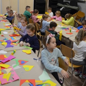 Pierwszego dnia II turnusu zimowiska przedstawienie grup, wspólne zabawy i wykonywanie prac plastycznych