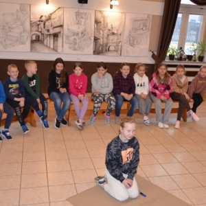 Pierwszego dnia II turnusu zimowiska przedstawienie grup, wspólne zabawy i wykonywanie prac plastycznych