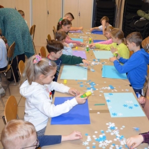 Pierwszego dnia II turnusu zimowiska przedstawienie grup, wspólne zabawy i wykonywanie prac plastycznych