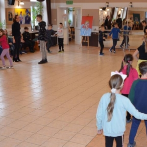 Pierwszego dnia II turnusu zimowiska przedstawienie grup, wspólne zabawy i wykonywanie prac plastycznych