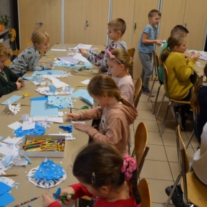 Zajęcia plastyczne podczas których uczestnicy zimowiska wykonali piękne śnieżynki i serwetki z papieru