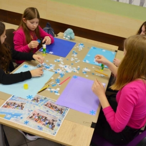 Pierwszego dnia II turnusu zimowiska przedstawienie grup, wspólne zabawy i wykonywanie prac plastycznych