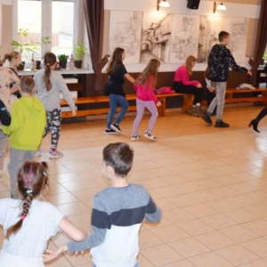 Pierwszego dnia II turnusu zimowiska przedstawienie grup, wspólne zabawy i wykonywanie prac plastycznych