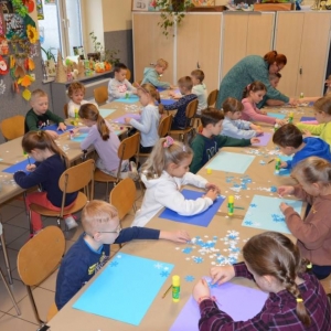 Pierwszego dnia II turnusu zimowiska przedstawienie grup, wspólne zabawy i wykonywanie prac plastycznych