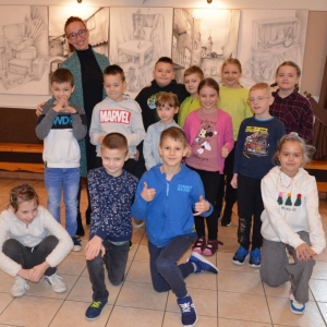 Pierwszego dnia II turnusu zimowiska przedstawienie grup, wspólne zabawy i wykonywanie prac plastycznych