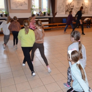 Pierwszego dnia II turnusu zimowiska przedstawienie grup, wspólne zabawy i wykonywanie prac plastycznych