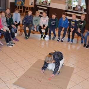 Pierwszego dnia II turnusu zimowiska przedstawienie grup, wspólne zabawy i wykonywanie prac plastycznych