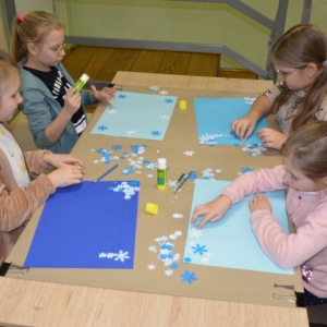Pierwszego dnia II turnusu zimowiska przedstawienie grup, wspólne zabawy i wykonywanie prac plastycznych