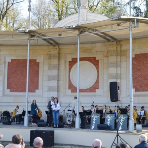 Zdjęcie przedstawia koncert majówkowy, który odbył się 1 maja 2023 roku