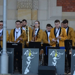 Zdjęcie przedstawia koncert majówkowy, który odbył się 1 maja 2023 roku