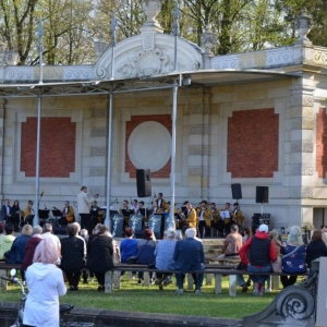 Zdjęcie przedstawia koncert majówkowy, który odbył się 1 maja 2023 roku