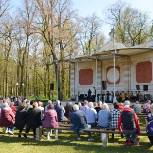 Zdjęcie przedstawia koncert majówkowy, który odbył się 1 maja 2023 roku