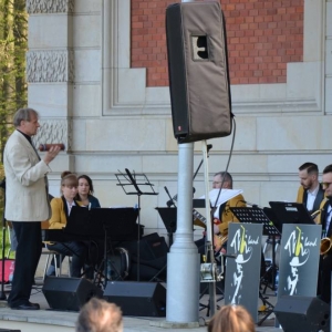 Zdjęcie przedstawia koncert majówkowy, który odbył się 1 maja 2023 roku
