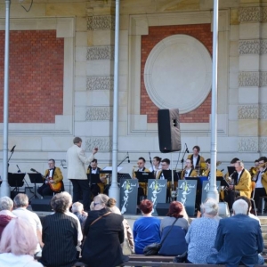 Zdjęcie przedstawia koncert majówkowy, który odbył się 1 maja 2023 roku