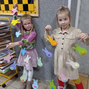 Zdjęcie przedstawia uczestniczki zajęć plastycznych oraz przygotowane ozdoby świąteczne