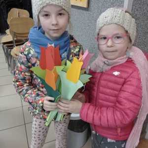 Zdjęcie przedstawia uczestniczki zajęć plastycznych oraz przygotowane ozdoby świąteczne