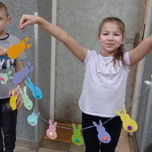 Zdjęcie przedstawia uczestników zajęć plastycznych oraz przygotowane ozdoby świąteczne