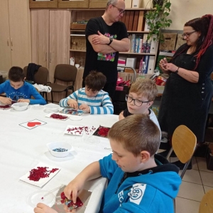 Etap wykonywania mozaiki szklanej