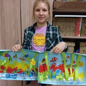Uczestniczka zajęć z wykonanym przez siebie bezobsługowym akwarium