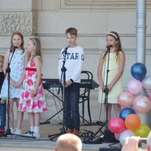 Uczestnicy i artyści Dnia Dziecka
