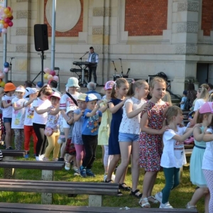 Uczestnicy i artyści Dnia Dziecka