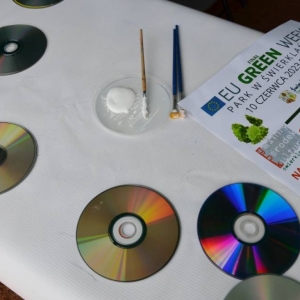 Zdjęcie przedstawia warsztaty rodzinne - mibile z płyt CD