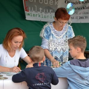 Zdjęcie przedstawia warsztaty rodzinne - mibile z płyt CD