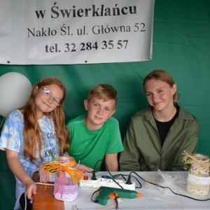 Zdjęcie przedstawia warsztaty rodzinne - wykonanie lampionów ogrodowych ze słoików