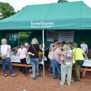 Zdjęcie przedstawia warsztaty rodzinne - wykonanie lampionów ogrodowych ze słoików