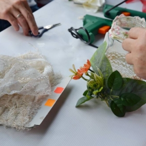 Zdjęcie przedstawia warsztaty rodzinne - wykonanie lampionów ogrodowych ze słoików