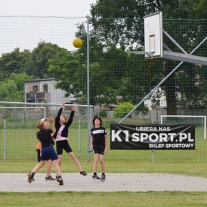 Piąty dzień półkolonii - dzień sportu na boisku sportowym w Nakle Śląskim