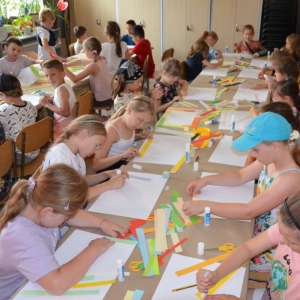 Pierwszy dzień półkolonii - wykonanie ramek do zdjęcia grupowego